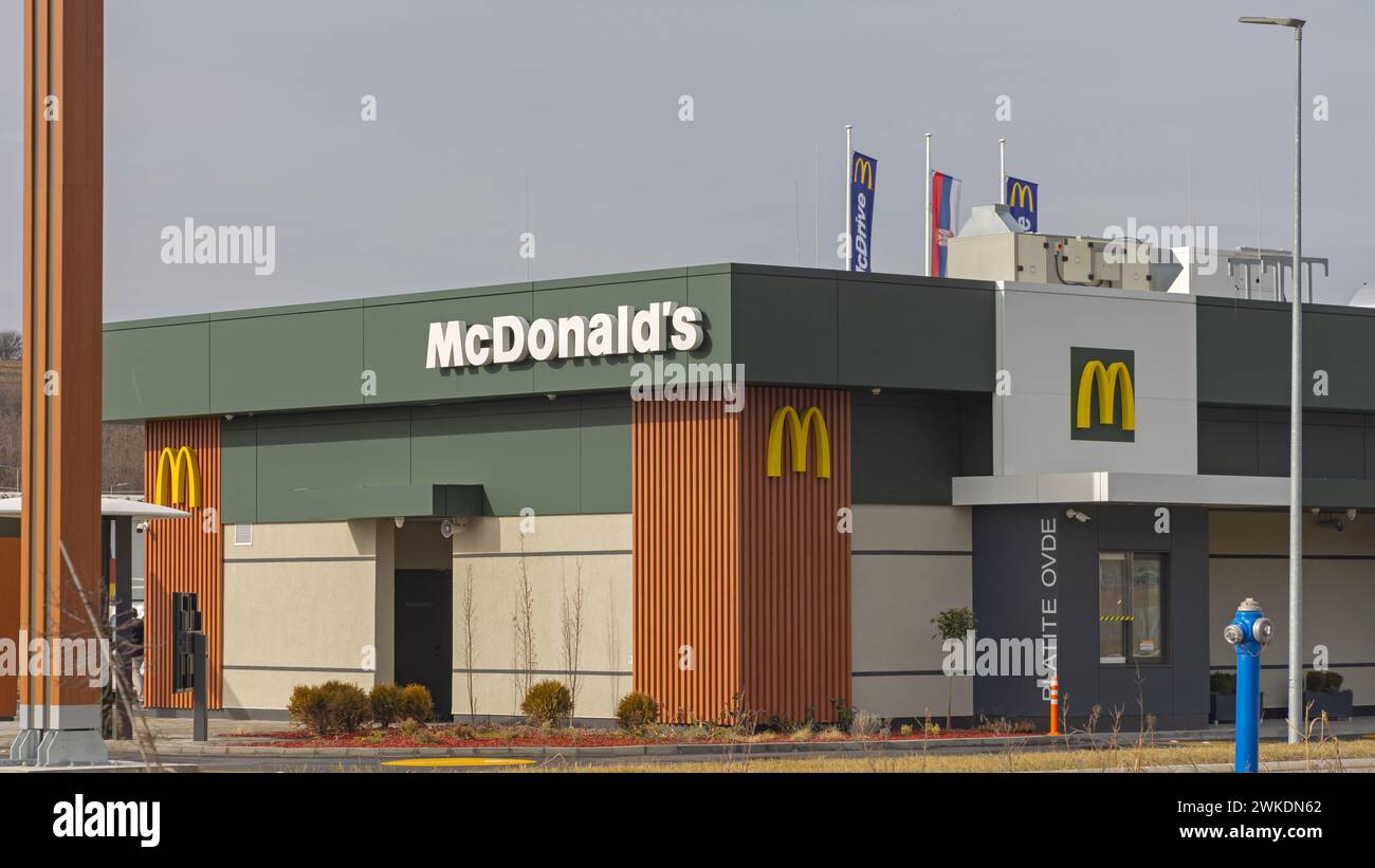 Belgrade, Serbie - 10 février 2024 : Fast Food Restaurant McDonalds avec Mc Drive Thru à Ava Shopping Park Highway. Banque D'Images