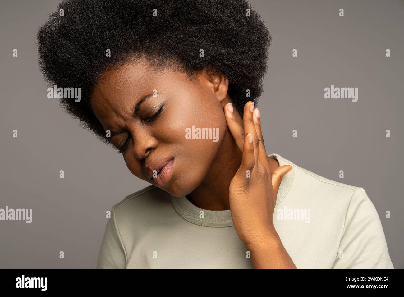 Femme noire souffrant de douleur, touchant des glandes lymphatiques élargies, ayant des symptômes de grippe, de rhume, de virus Banque D'Images