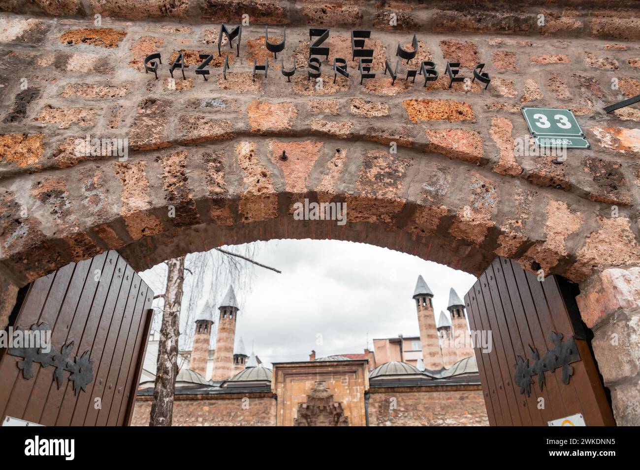 Sarajevo - BiH - 11 février 2024 : entrée du musée Gazi Husrev Beg à Sarajevo, Bosnie-Herzégovine. Banque D'Images