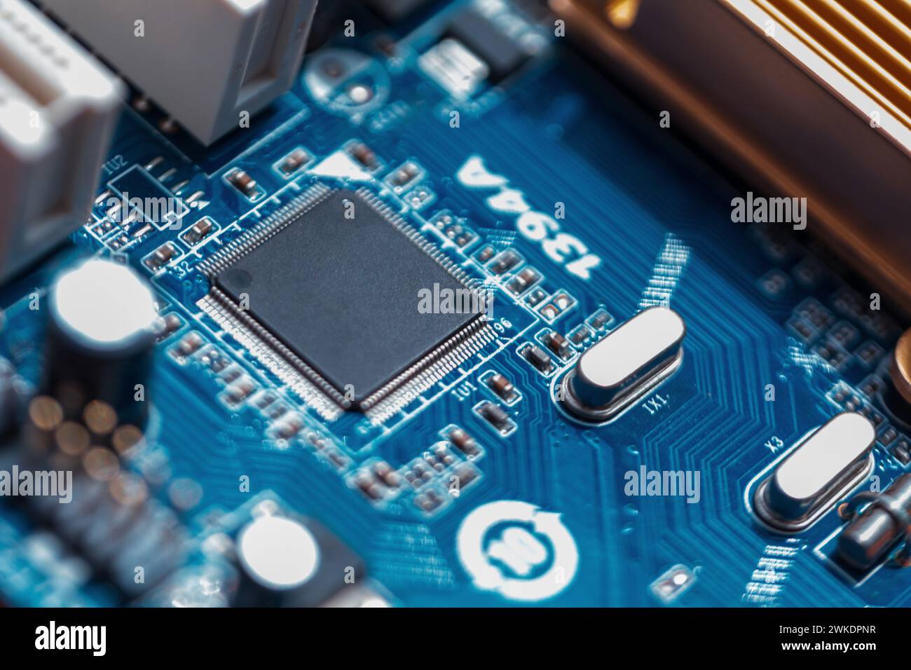 Carte mère d'ordinateur avec puces et transistors, concept. IA et matériel Banque D'Images