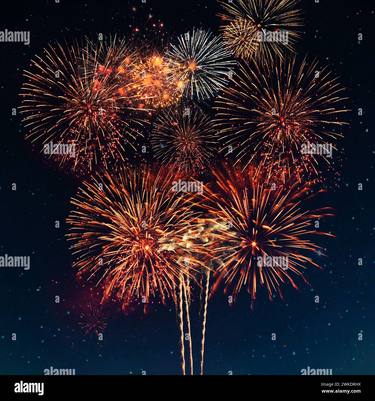Feux d'artifice festifs dorés dans le ciel étoilé. Célébration Banque D'Images