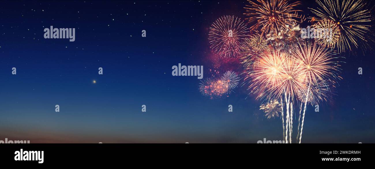 Feux d'artifice étonnants dans le ciel étoilé bleu du soir. Célébration, créatif. Espace de copie gratuit pour la conception et le texte Banque D'Images