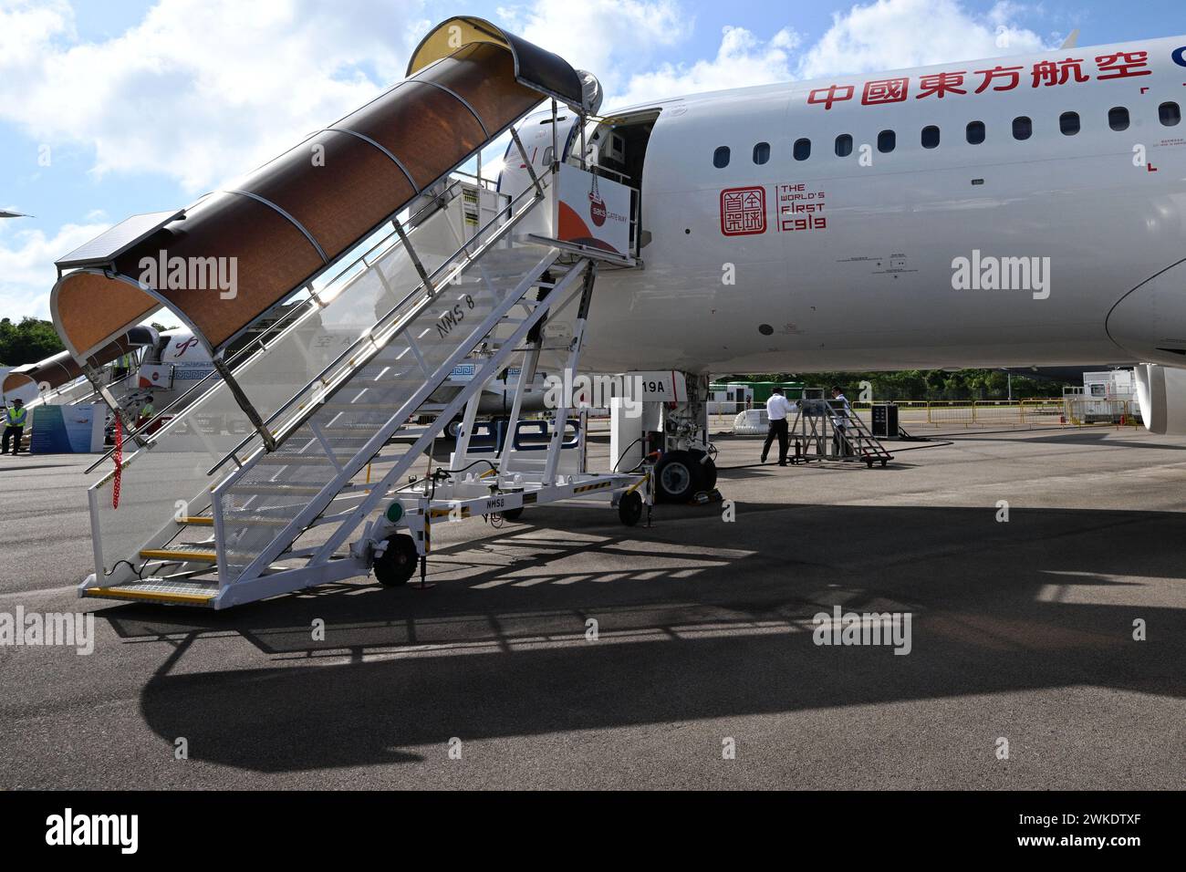 Singapour. 20 février 2024. Un avion de passagers chinois C919 est exposé au Singapore Airshow à Singapour, le 20 février 2024. Le jet de passagers chinois C919 a fait ses débuts dans une démonstration aérienne au salon aéronautique de Singapour, qui a débuté mardi. Deux avions C919 à carrosserie étroite et trois avions de ligne ARJ21 développés par la commercial Aircraft Corporation of China, Ltd (COMAC) ont assisté au salon aérien. Credit : puis Chih Wey/Xinhua/Alamy Live News Banque D'Images