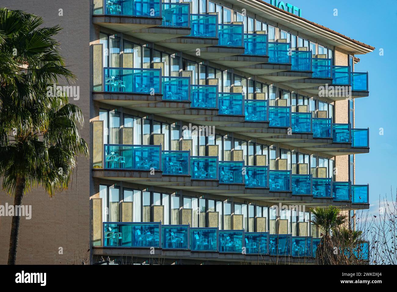 Hôtel avec balcons bleus, Albir, Alfas del Pi sur la Costa Blanca, Espagne, la destination ensoleillée d'hiver la plus populaire en Europe Banque D'Images