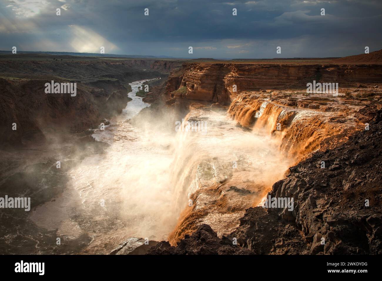Grand Falls, le long de la rivière Little Colorado, coule avec les pluies de mousson et la fonte des neiges sur la nation Navajo dans le nord de l'Arizona. Banque D'Images