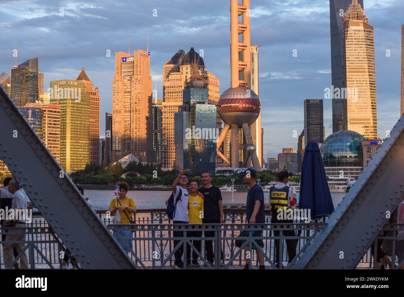 Shanghai, Chine - 31 août 2023 : les touristes prennent des photos sur le pont de Waibaidu Banque D'Images