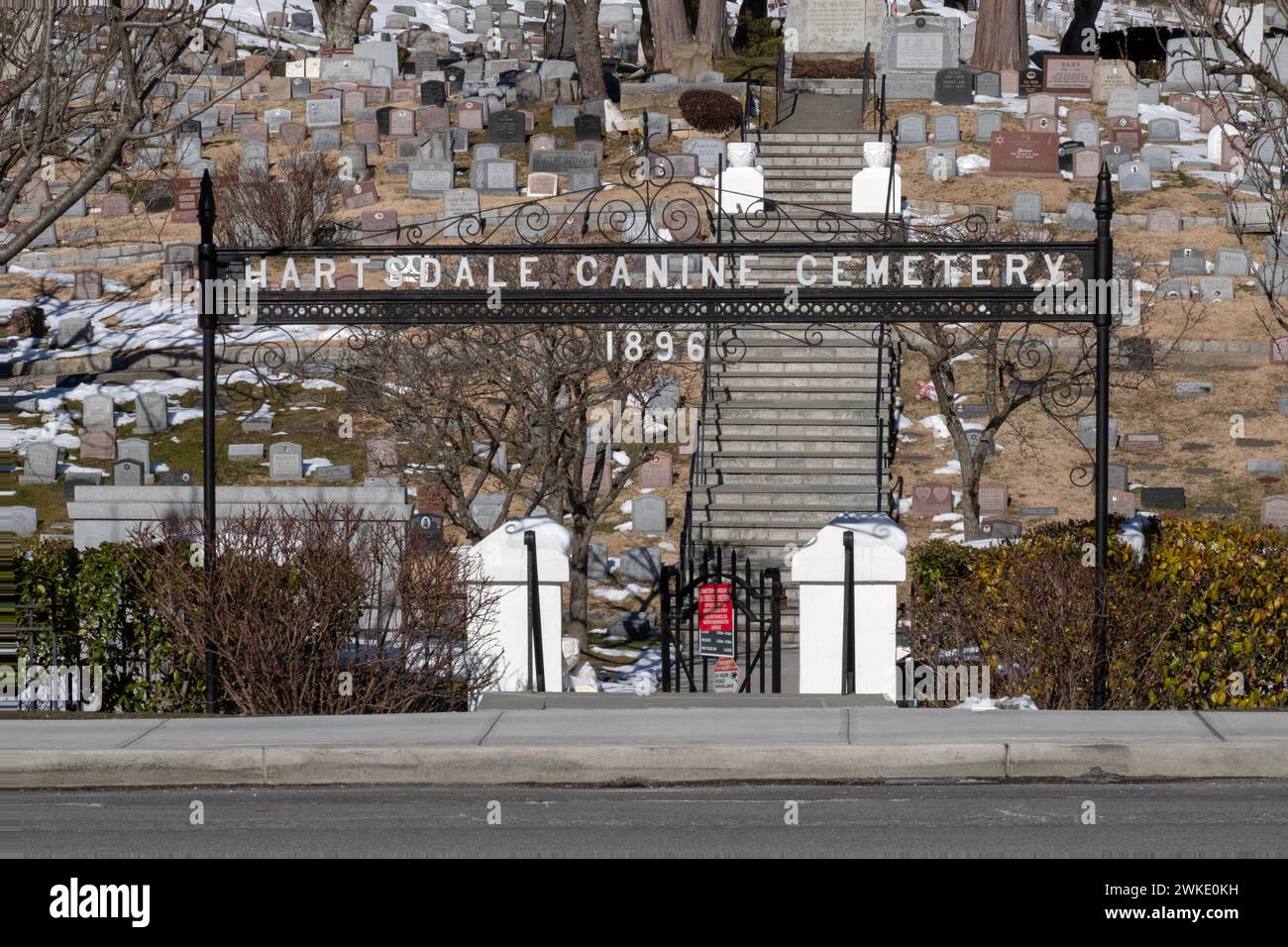 L'entrée du cimetière canin de Hartsdale, un lieu de repos pour chiens, chats et autres animaux. C'est le plus vieux cimetière du genre en Amérique Banque D'Images