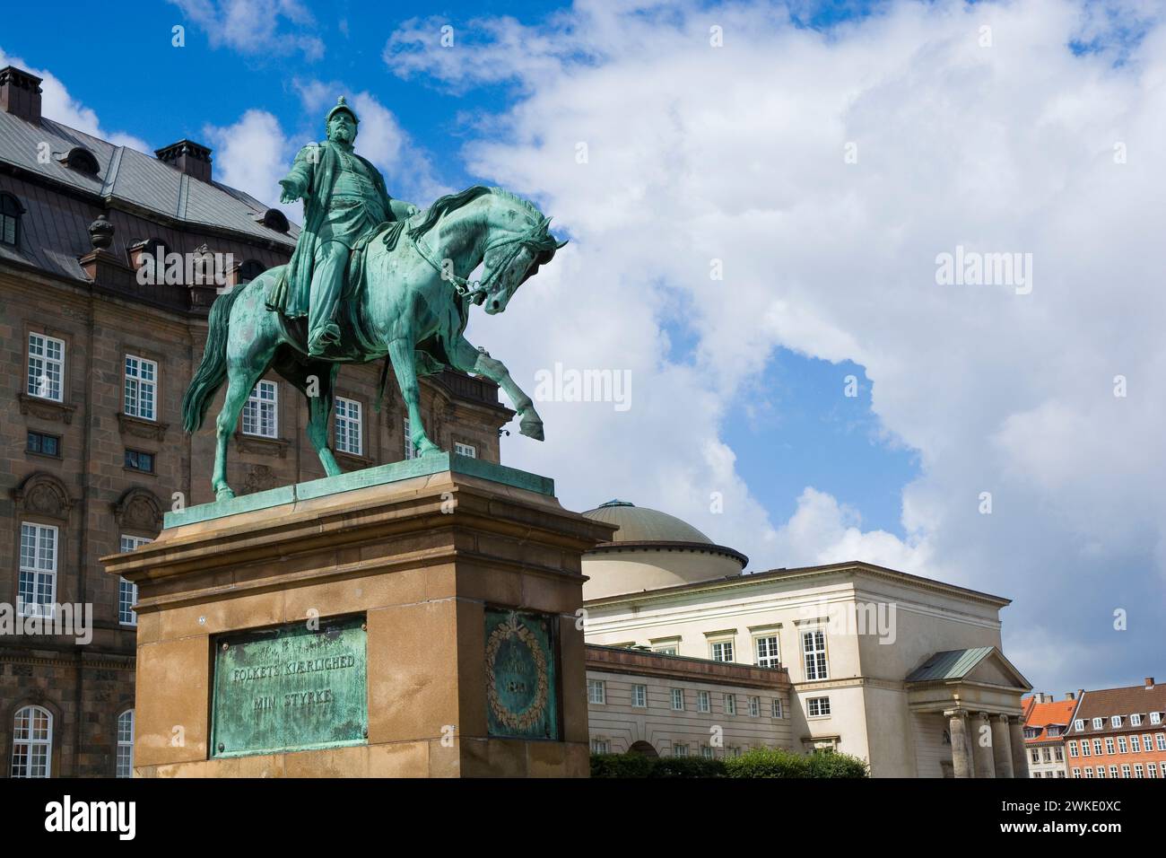 Statue équestre de Frédéric VII devant le palais de Christiansborg à Copenhague, Danemark Banque D'Images