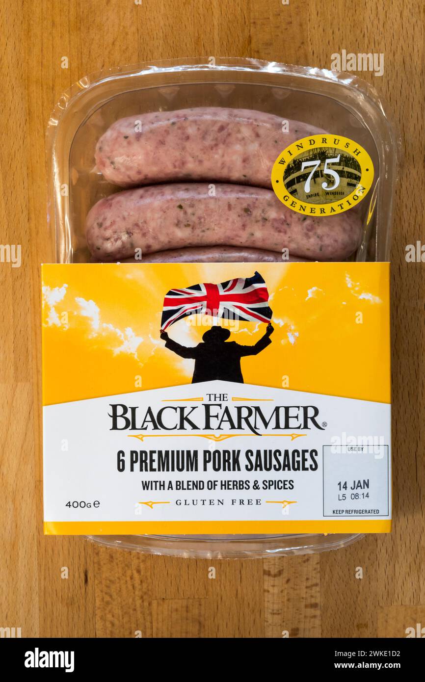 Un autocollant Windrush Generation 75 anniversaire sur un paquet de saucisses de porc premium Black Farmer. Banque D'Images