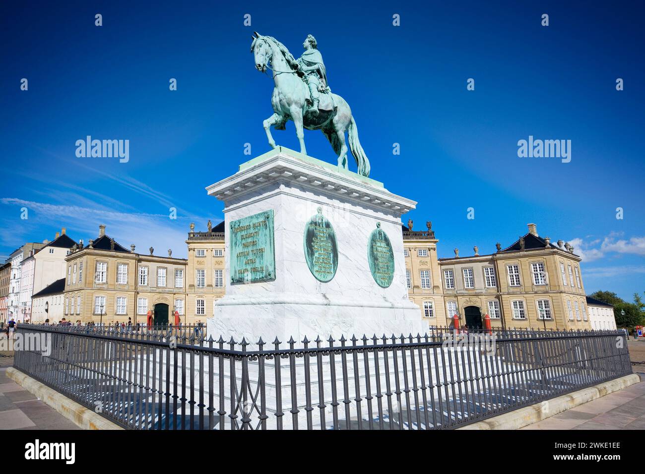 Statue équestre de Frédéric V dans le centre de la cour du palais d'Amalienborg à Copenhague, Danemark Banque D'Images