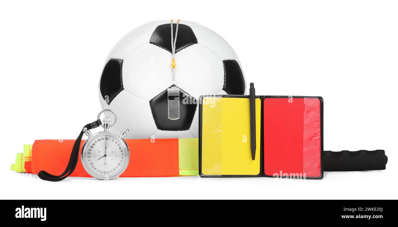 Ballon de football et équipement d'arbitre différent isolé sur blanc Banque D'Images