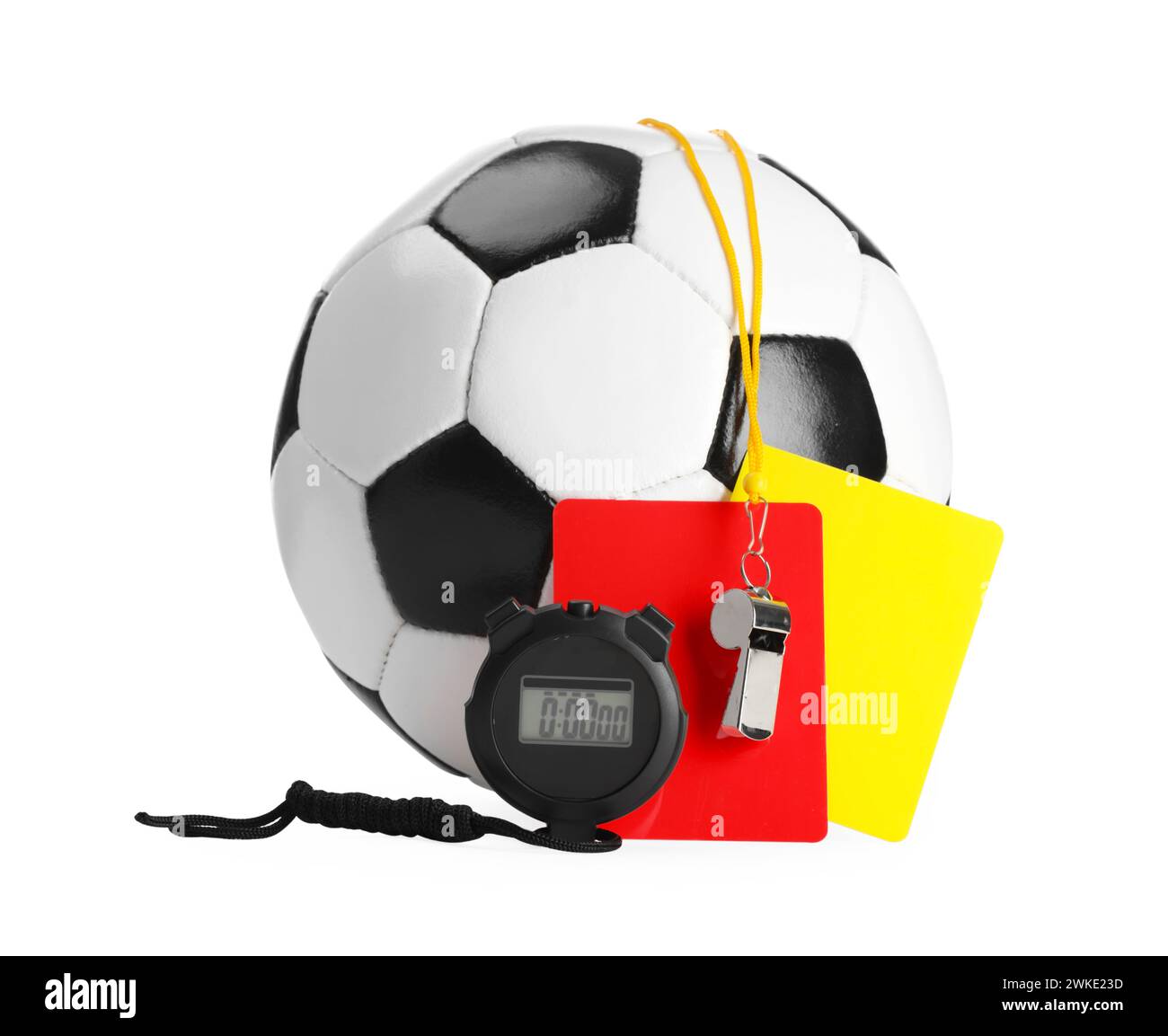 Équipement d'arbitre. Ballon de football, sifflet, chronomètre et cartes isolés sur blanc Banque D'Images
