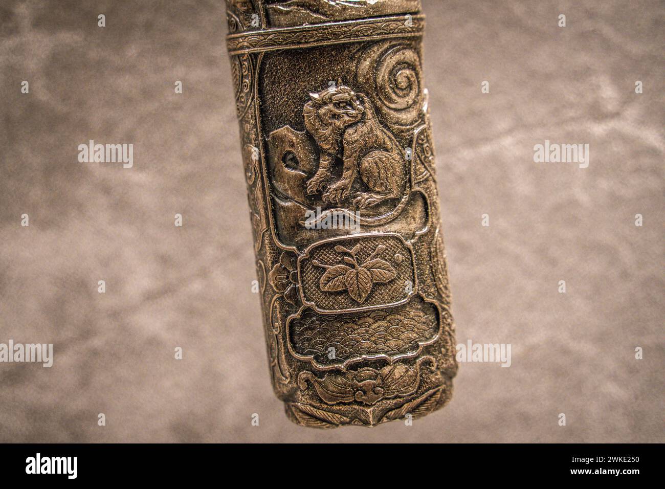 Aikuchi avec scène gravée, XXe siècle, Japon, Musée de l'armurerie Álava, Vitoria, pays basque, Espagne. Banque D'Images