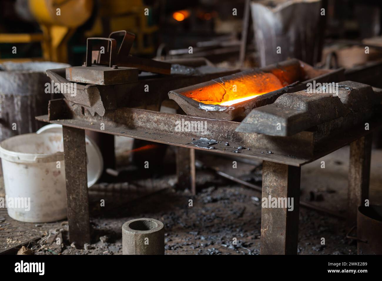 Moule avec métal fondu dans l'atelier de fonderie de l'usine métallurgique Banque D'Images