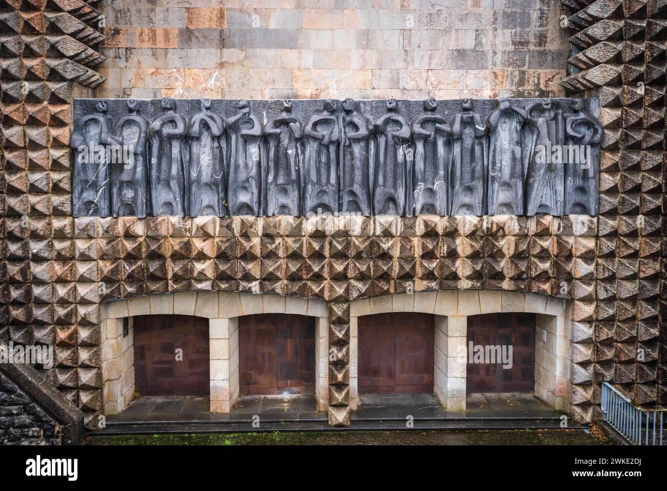 Sculptures des 14 apôtres sur la façade, sculpteur Jorge Oteiza, et portes en fer d'Eduardo Chillida, Sanctuaire d'Arantzazu, municipalité de Oñati, , pays Basque, Espagne. Banque D'Images