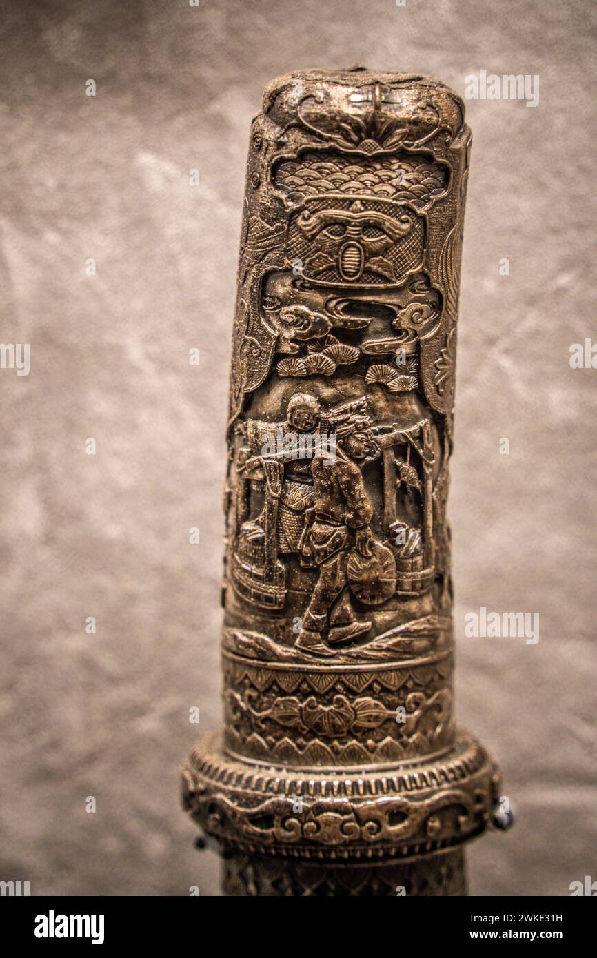 Aikuchi avec scène gravée, XXe siècle, Japon, Musée de l'armurerie Álava, Vitoria, pays basque, Espagne. Banque D'Images