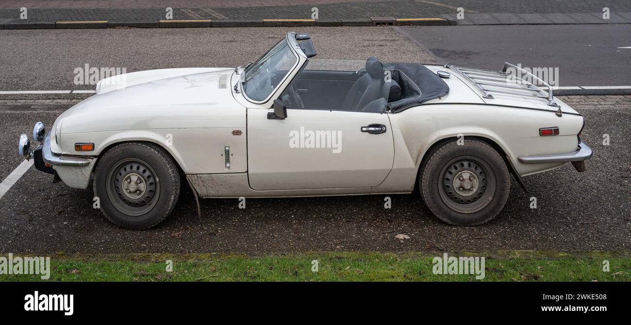 Elburg, pays-Bas, 10.02.2024, vue latérale de la voiture de sport britannique classique Triumph Spitfire Mark IV de 1972 Banque D'Images