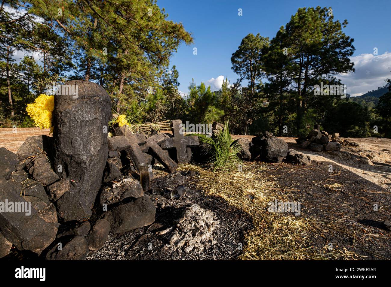 Deidad Pascual Abaj, situado en su autel, Cerro Turkaj, Chichicastenango, Quiché, Guatemala, Amérique centrale. Banque D'Images