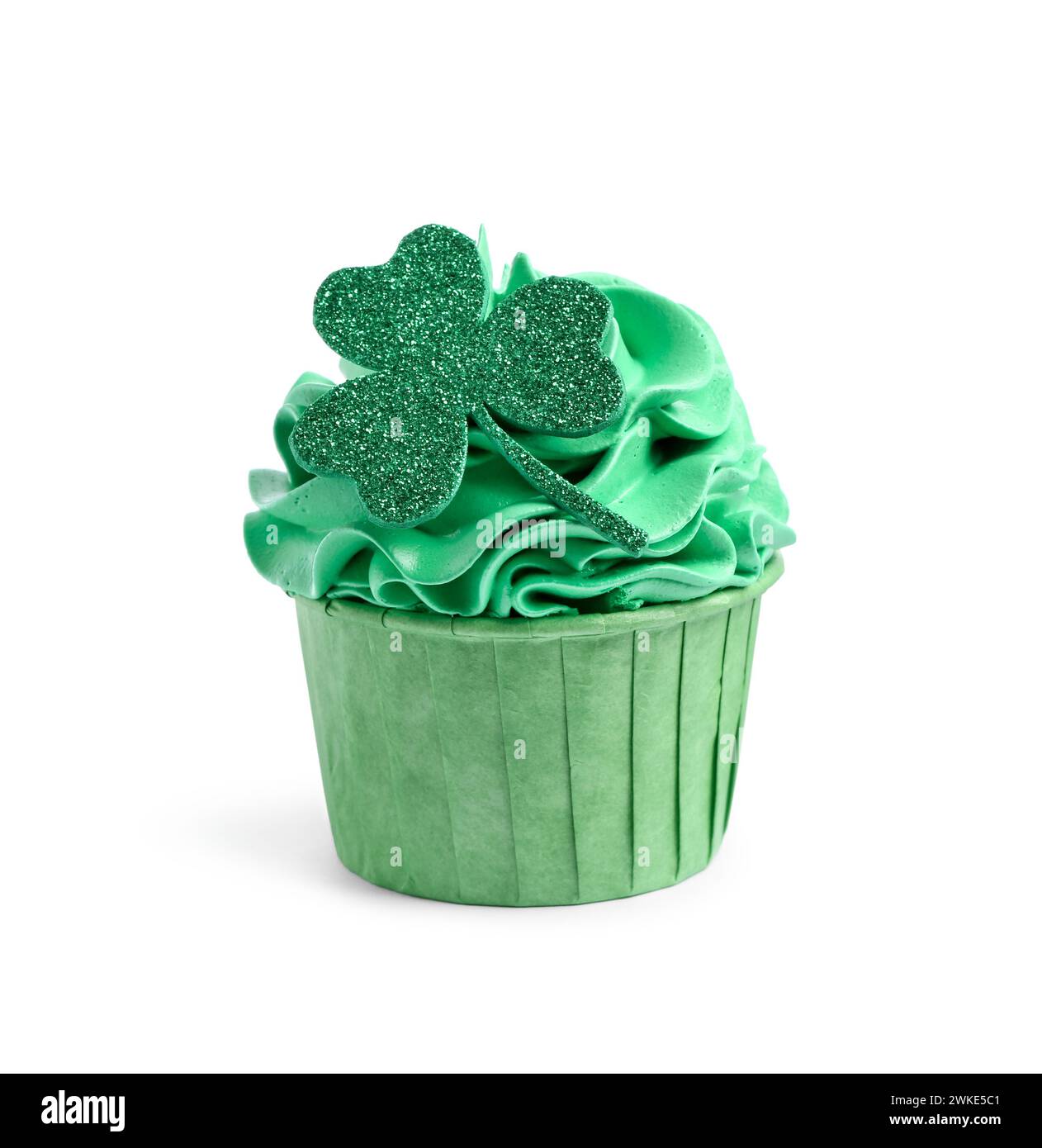 Prog Fête de Patrick. Savoureux cupcake avec topper de feuilles de trèfle vert et crème isolé sur blanc Banque D'Images