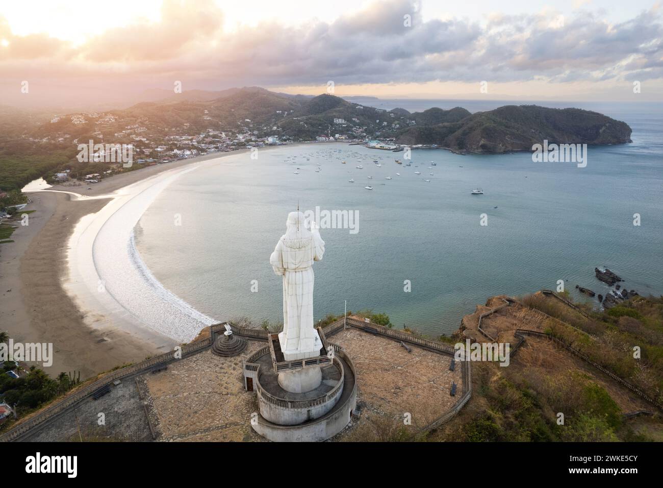 Baie de San Juan Del sur sur sur fond de statue vue aérienne arrière Banque D'Images