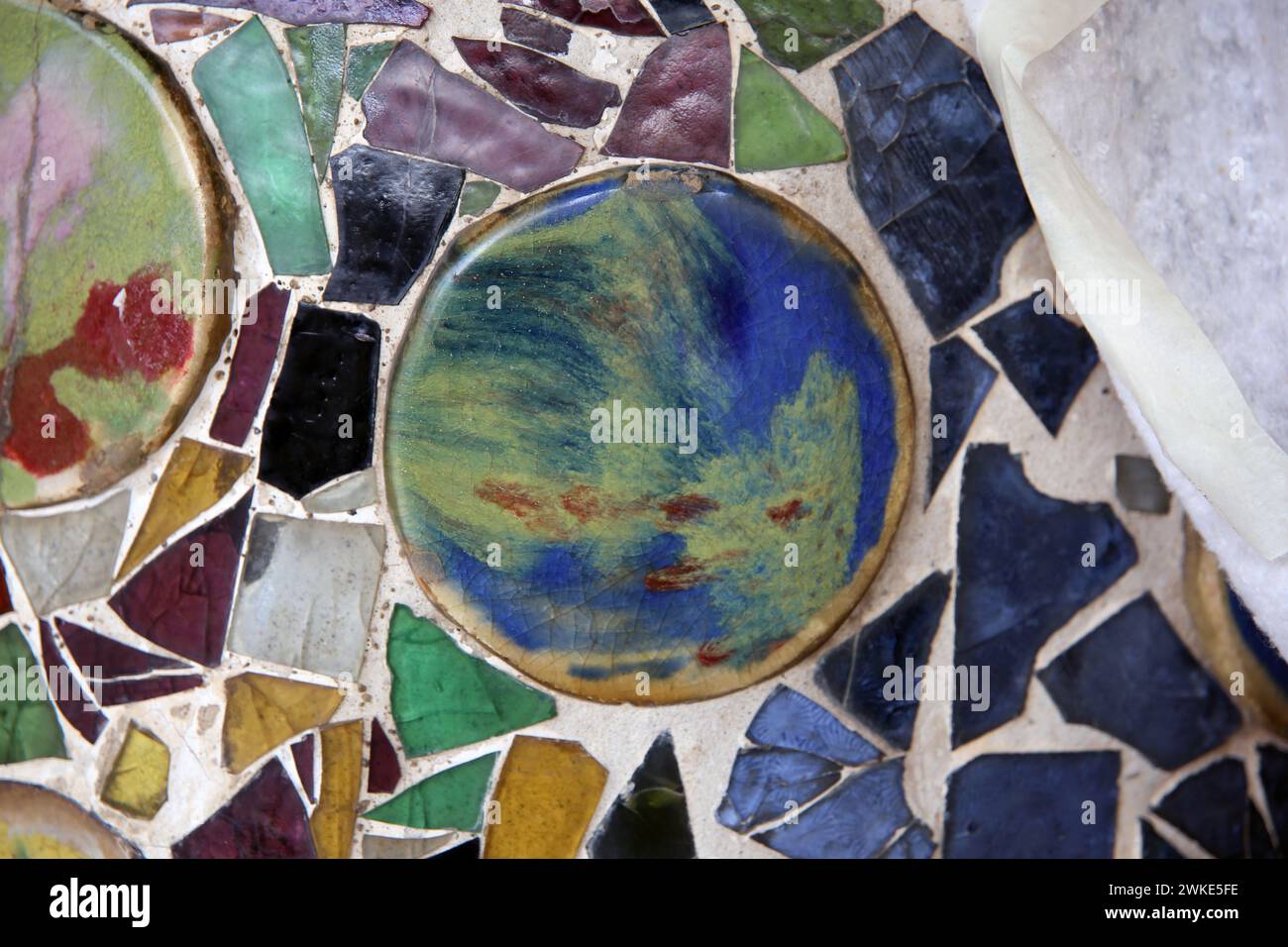 Espagne. Catalogne. Barcelone. Casa Batlló. Remodelage par Antonio Gaudí, 1904-1906. Style moderniste. 'Trencadis'. Détail. Banque D'Images