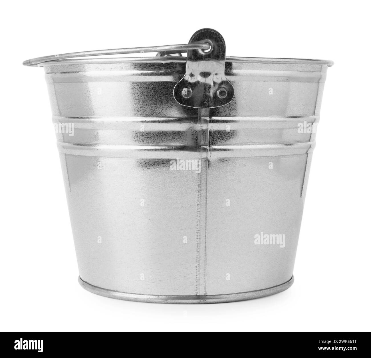 Un seau en métal brillant isolé sur blanc Banque D'Images
