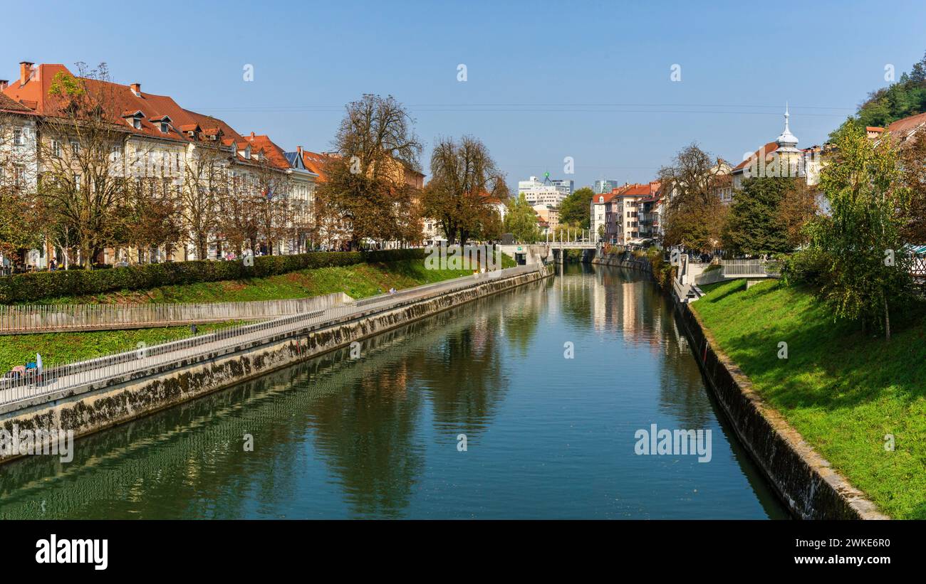 Barges sur la rivière Ljubljanica, Ribja brv, Ljubljana, Slovénie, Europe centrale,. Banque D'Images