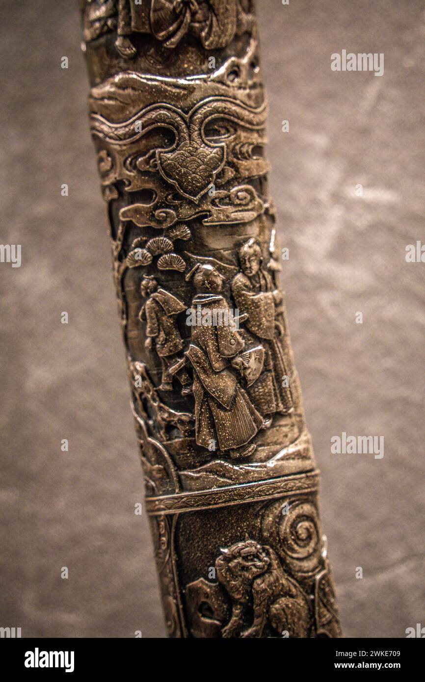 Aikuchi avec scène gravée, XXe siècle, Japon, Musée de l'armurerie Álava, Vitoria, pays basque, Espagne. Banque D'Images