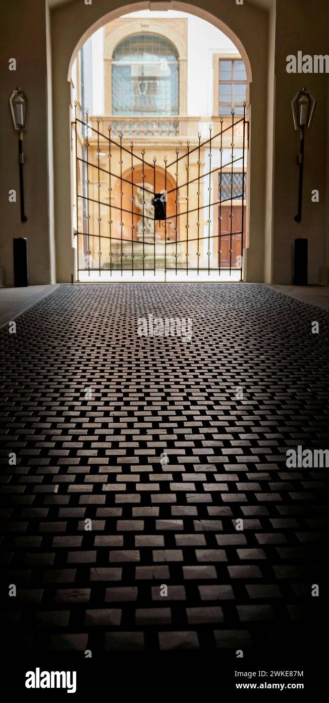 Une porte et ses pavés par une journée ensoleillée à Prague Banque D'Images