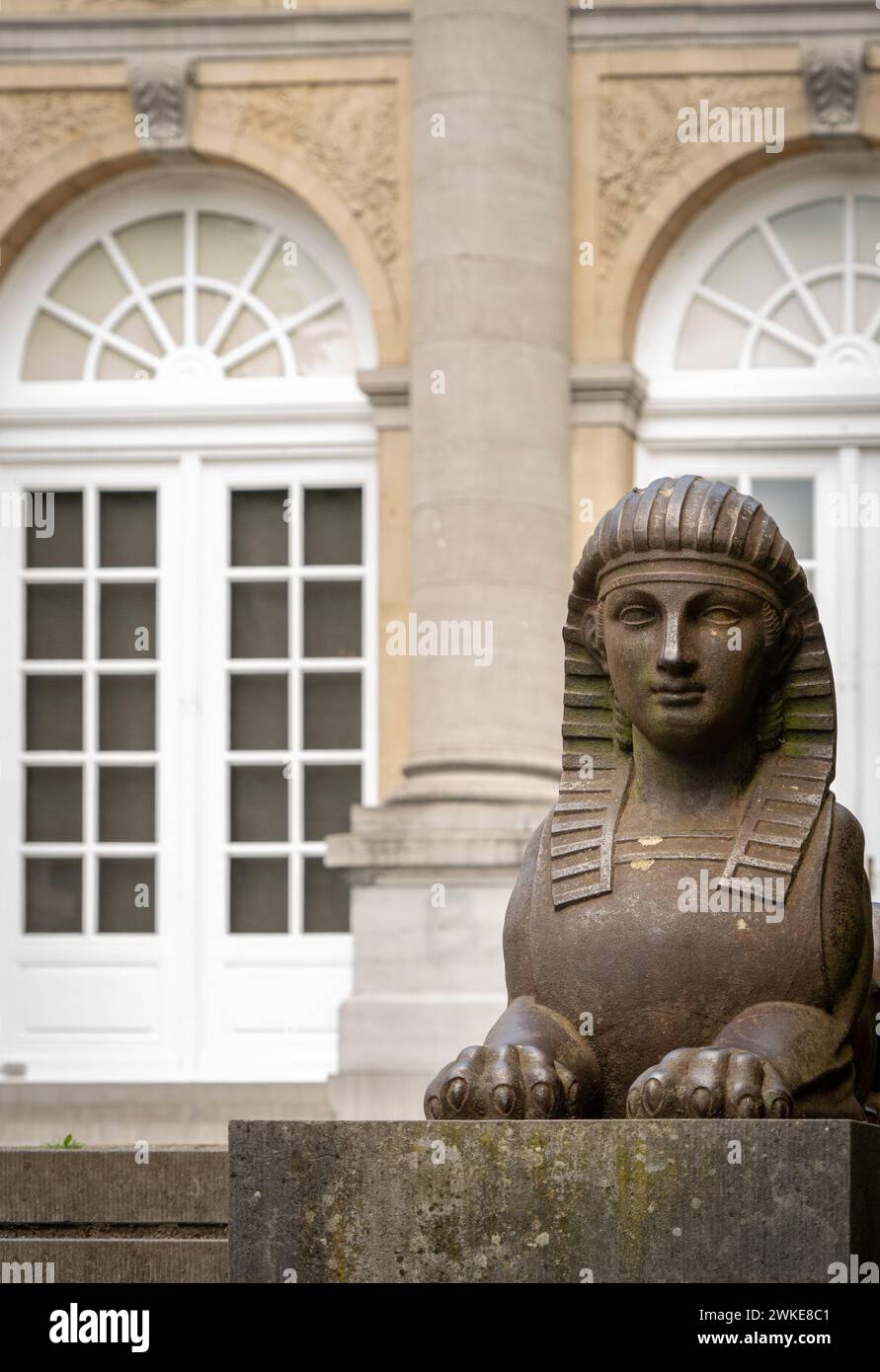 Une statue de sphinx à l'entrée du Musée Africain de Tervuren Banque D'Images