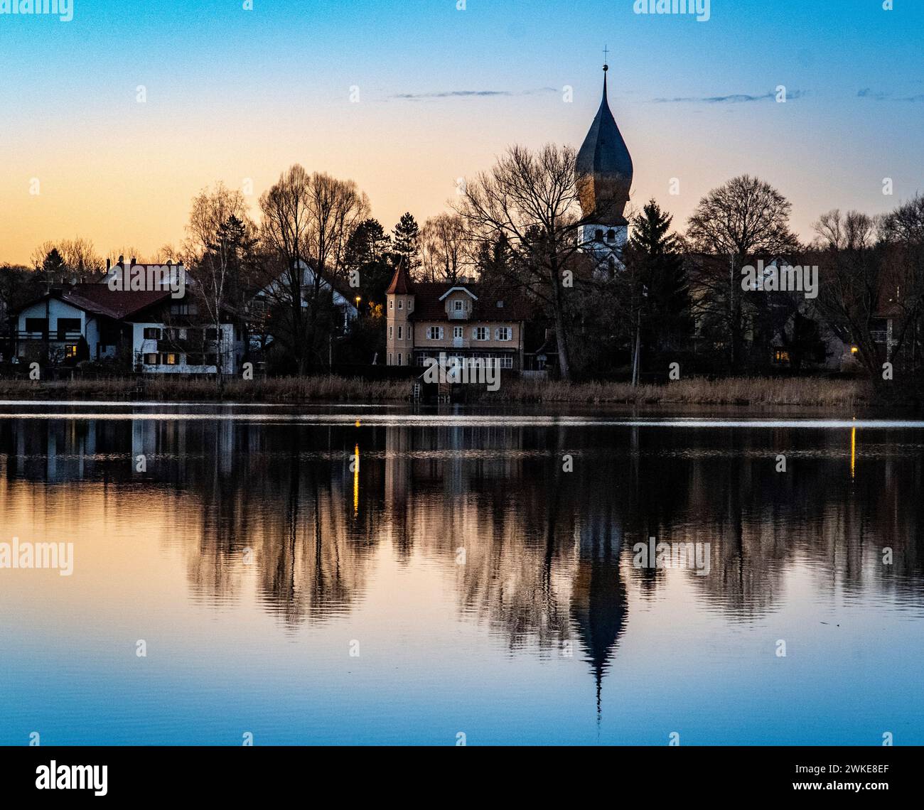 Le lac Weßling, Bavière, et son église au coucher du soleil le dernier jour de 2021 Banque D'Images