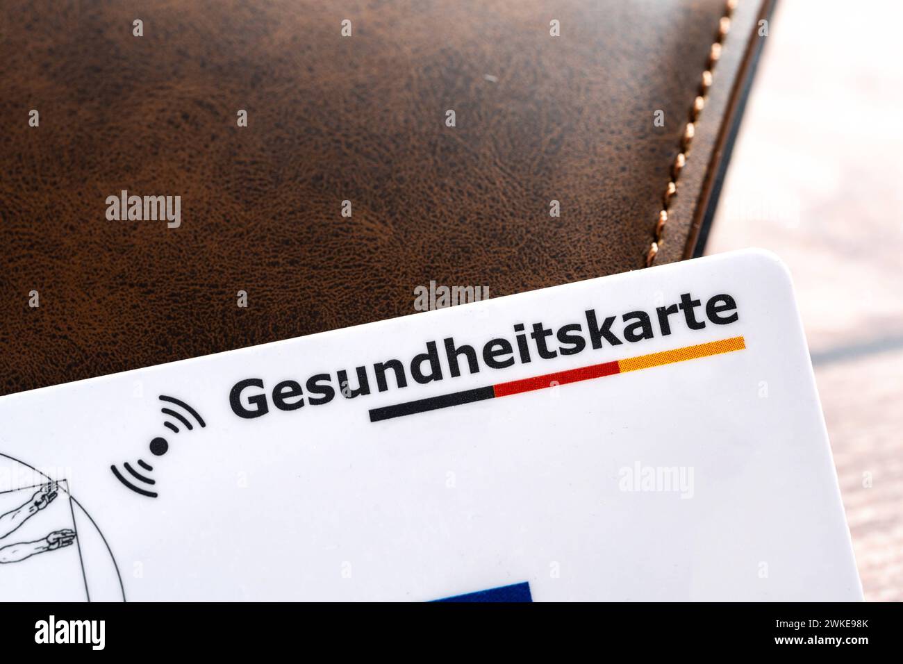 Augsbourg, Bavière, Allemagne - 18 février 2024 : carte d'assurance maladie à côté d'un portefeuille *** Gesundheitskarte einer Krankenkasse neben einer Geldbörse Banque D'Images