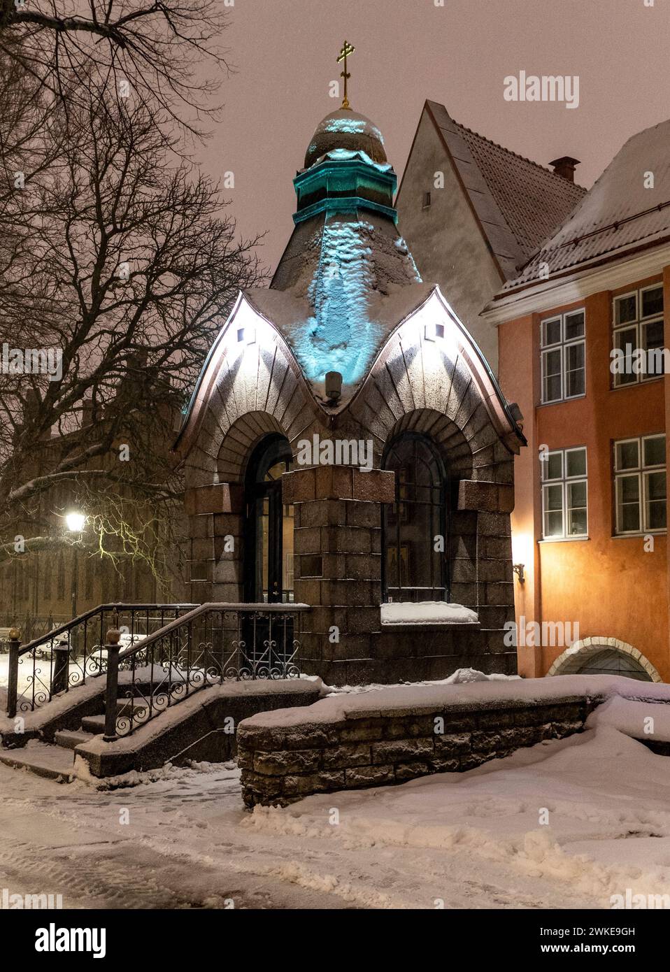 Une petite chapelle couverte de neige par une nuit sombre d'hiver à Tallinn Banque D'Images