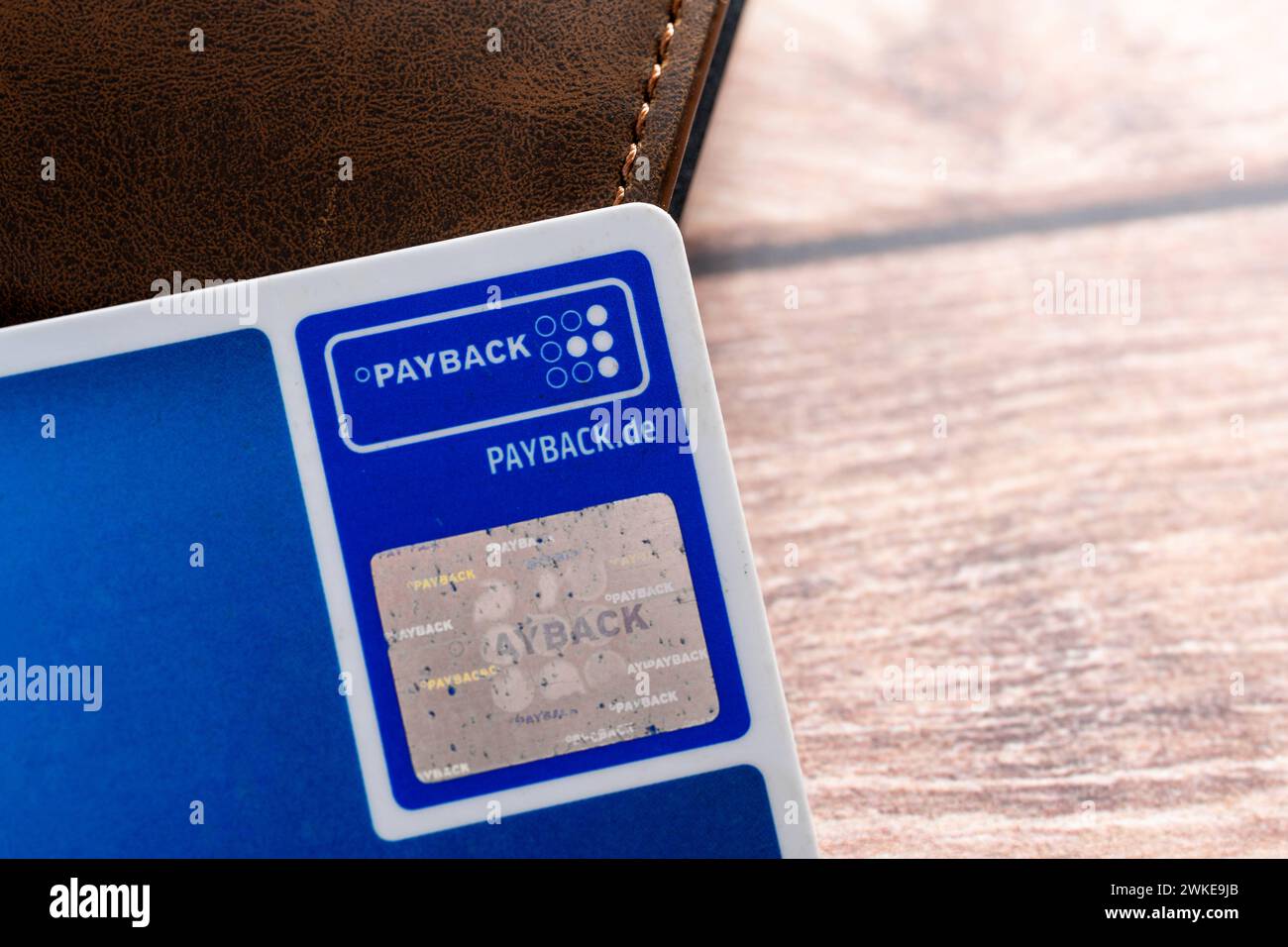 Augsbourg, Bavière, Allemagne - 18 février 2024 : une carte de points bonus de Payback à côté d'un portefeuille *** Eine Bonuspunktekarte von Payback neben einem Geldbeutel Banque D'Images