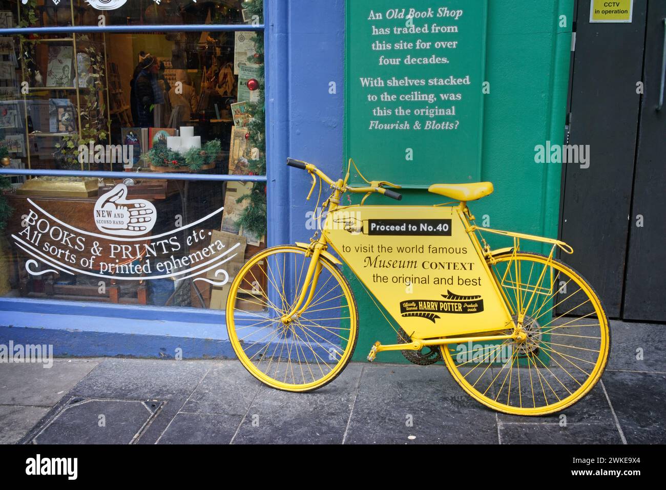 Royaume-Uni, Écosse, Édimbourg, West Bow, Victoria Street Shop et Yellow Bicycle. Banque D'Images