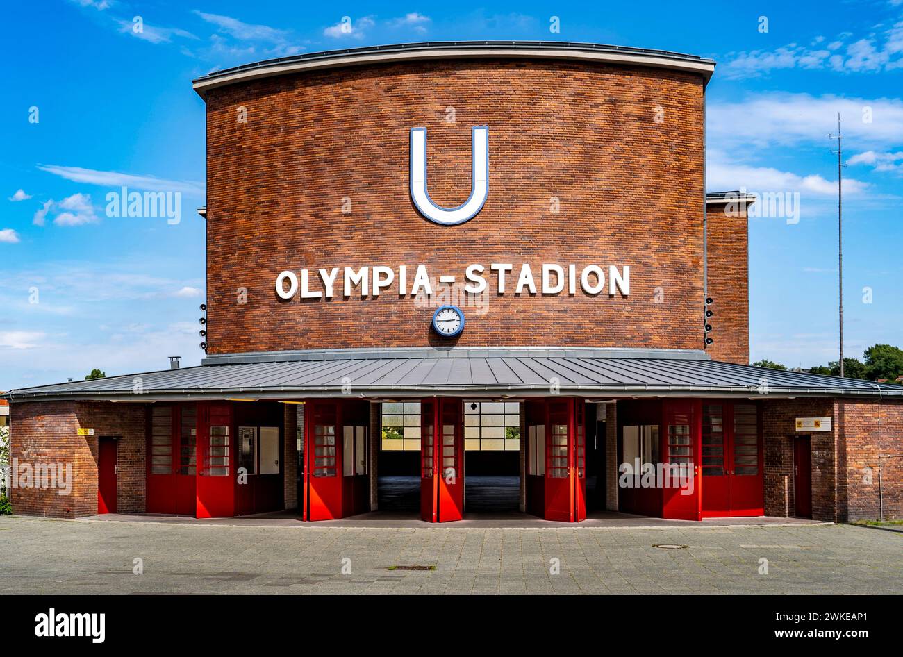 La station de métro de l'Olympia Stadion à Berlin par une journée ensoleillée Banque D'Images