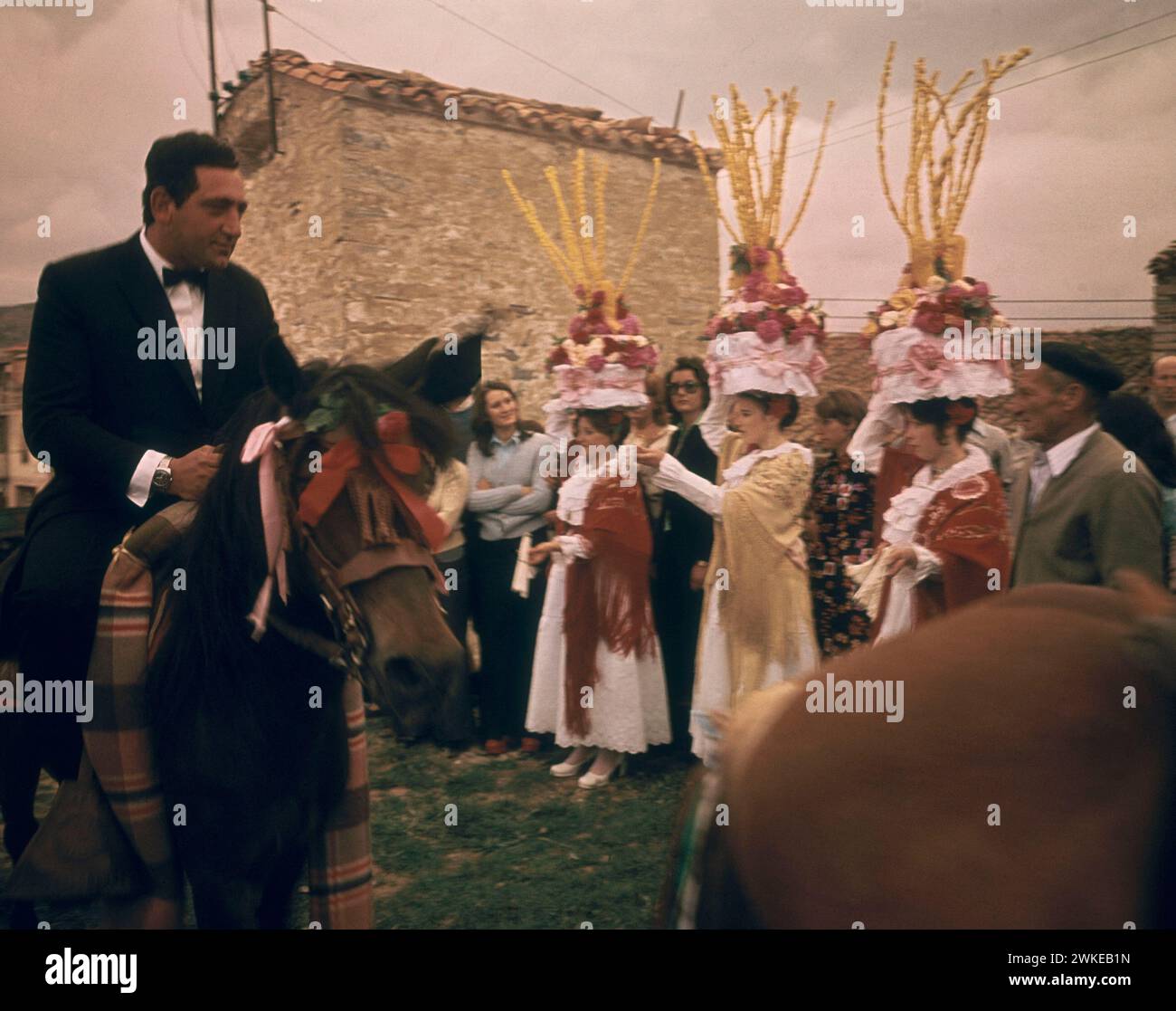 DIA DE S JUAN - FIESTAS DE SAN JUAN AÑOS 70. LIEU : FIESTA DE LA MONDIGA. SAN PEDRO MANRIQUE. Soria. ESPAGNE. Banque D'Images