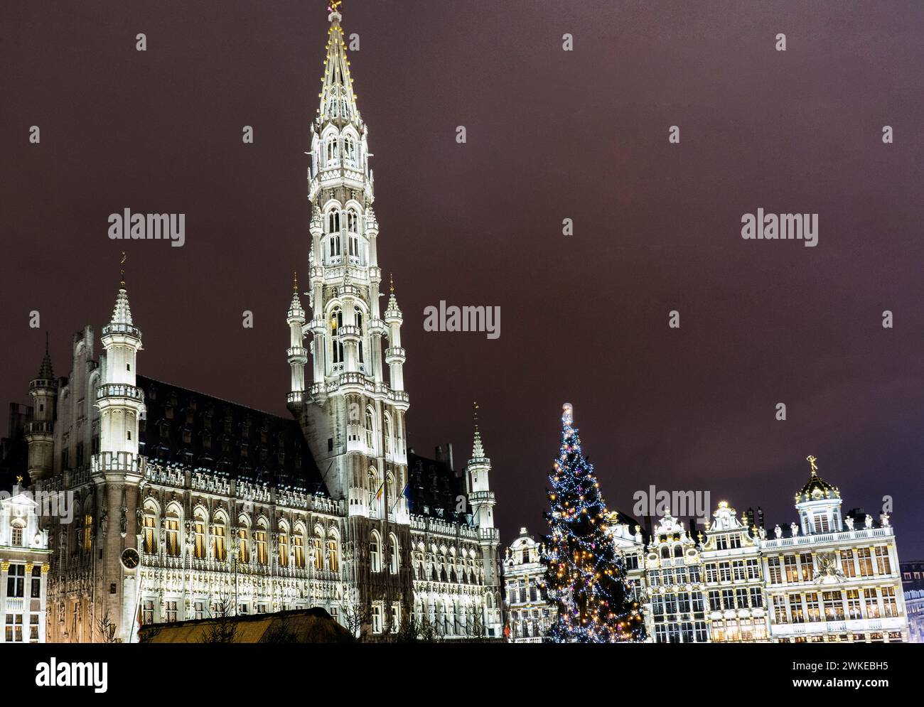 La Grand place de Bruxelles la nuit pendant Noël Banque D'Images