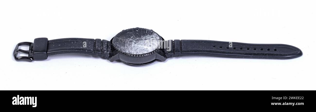 Smartwatch cassé isolé sur un fond blanc Banque D'Images