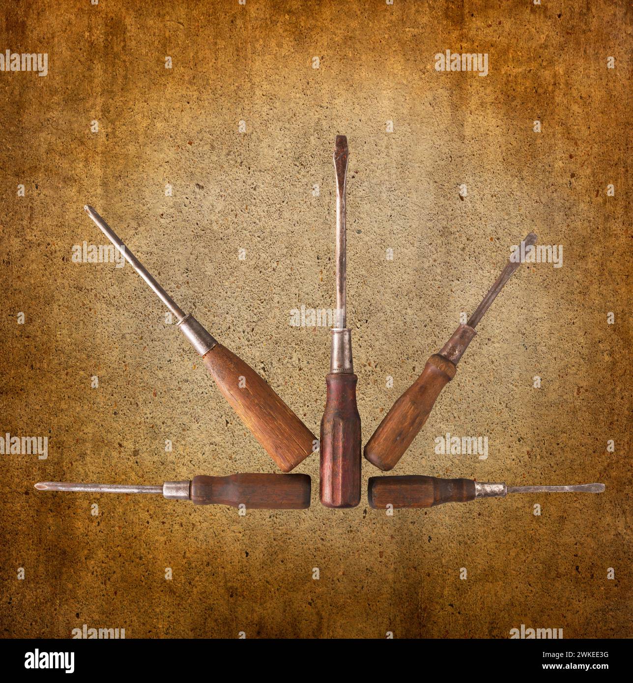 Un éventail semblable à un éventail de cinq vieux tournevis phillips et à manche en bois à lame droite montrant la patine fière de plusieurs décennies d'utilisation. Banque D'Images