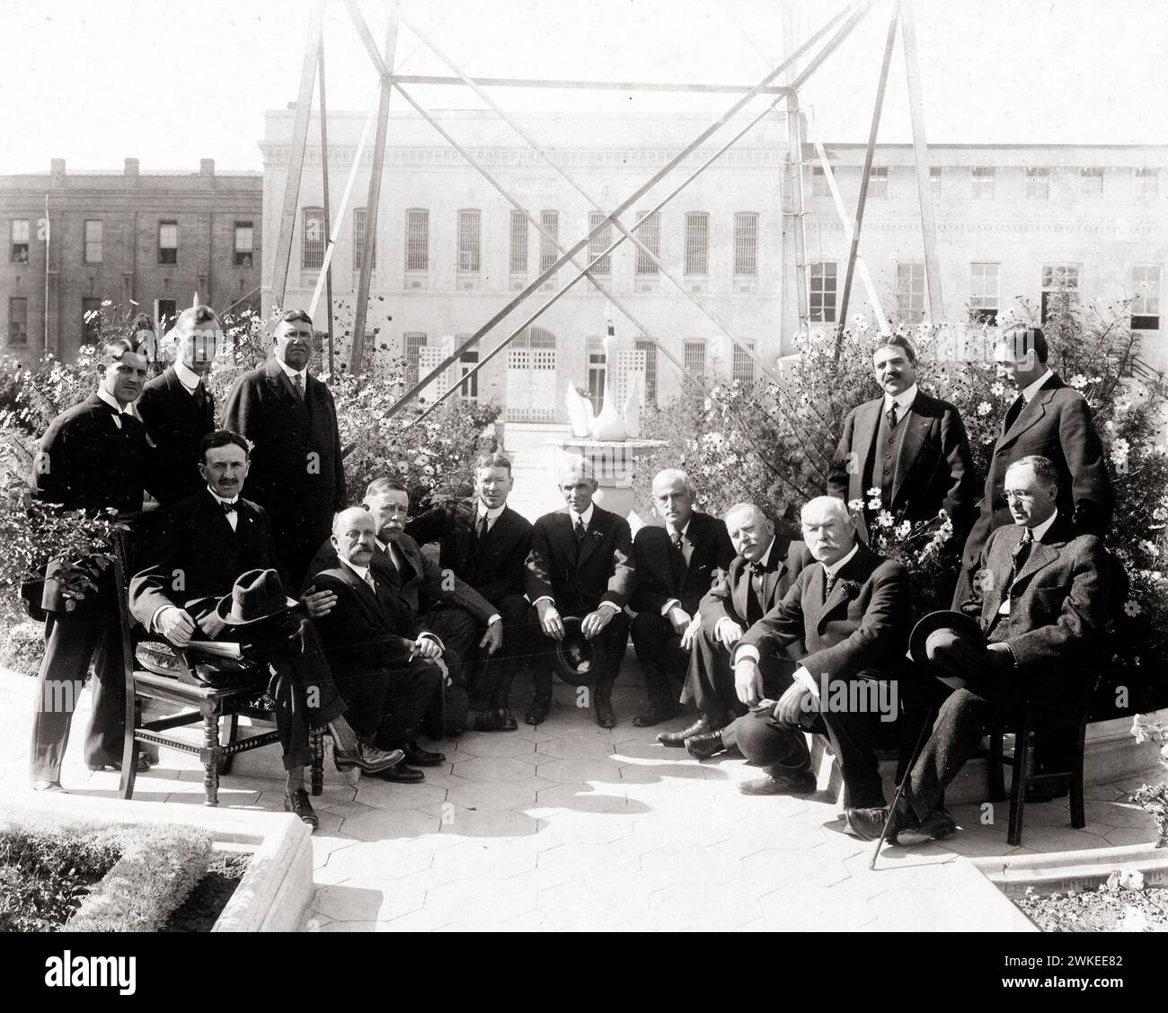 Henry Ford et ses amis devant la prison de San Quentin - photographie d'époque, 1915 Banque D'Images