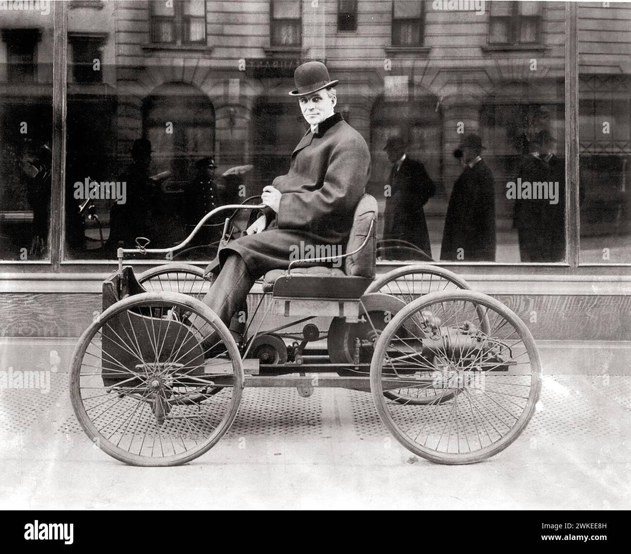 Henry Ford est assis dans sa première voiture, la Ford Quadricycle, en 1896 Banque D'Images