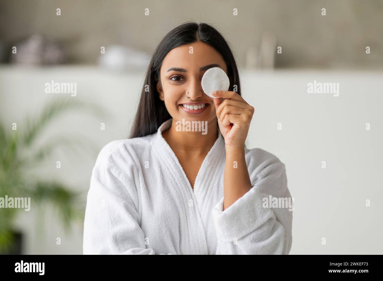 Jolie femme indienne couvrir un œil avec un coton Banque D'Images