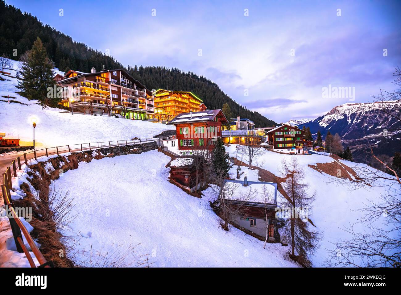 Village alpin idyllique de Murren vue en soirée, Oberland Berner région de Suisse Banque D'Images