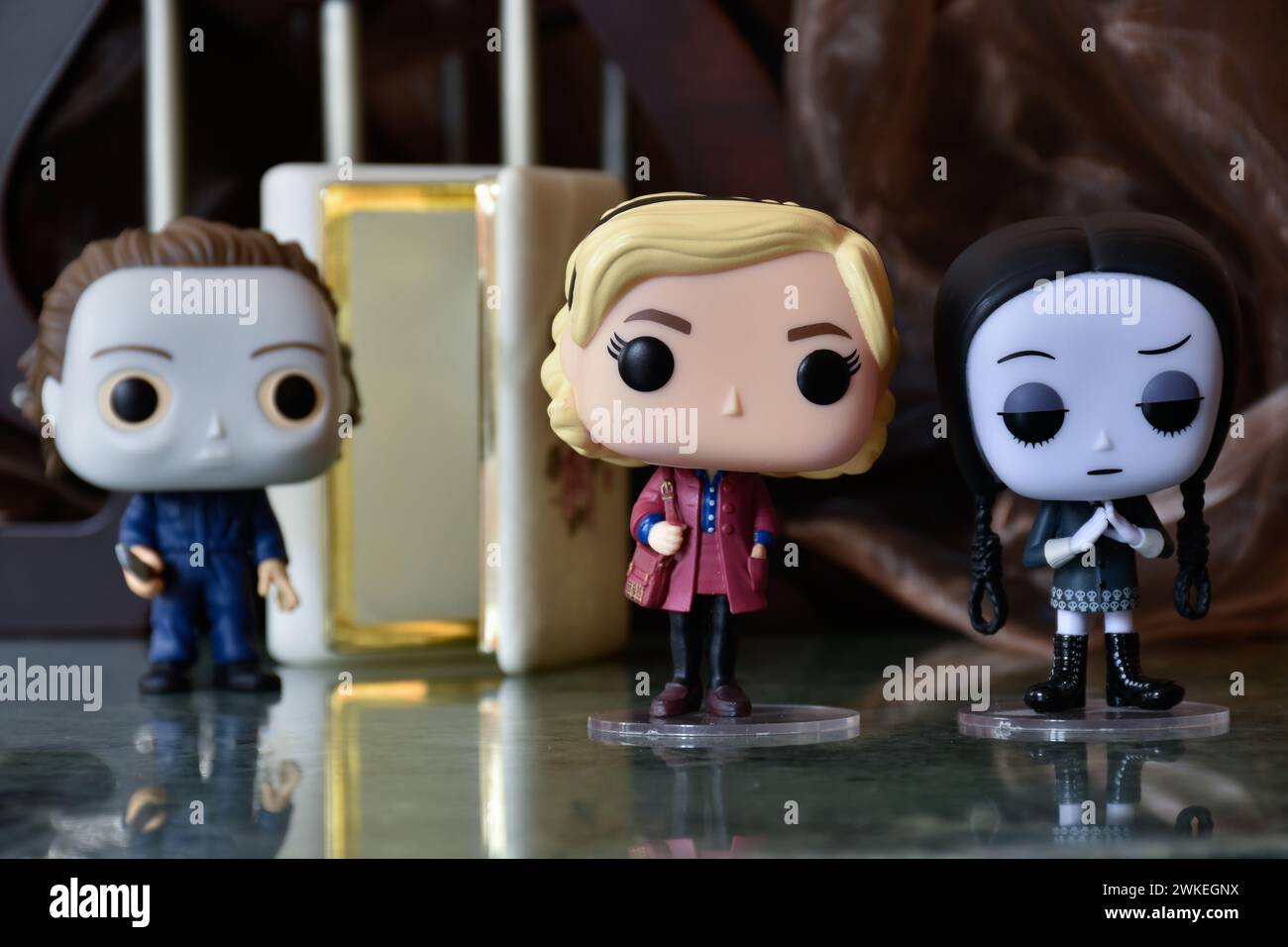 Funko Pop figurines du tueur en série Michael Myers de Halloween, Sabrina Spellman sorcière et Wednesday Addams. Colonnes, sombre, cercueil blanc. Banque D'Images