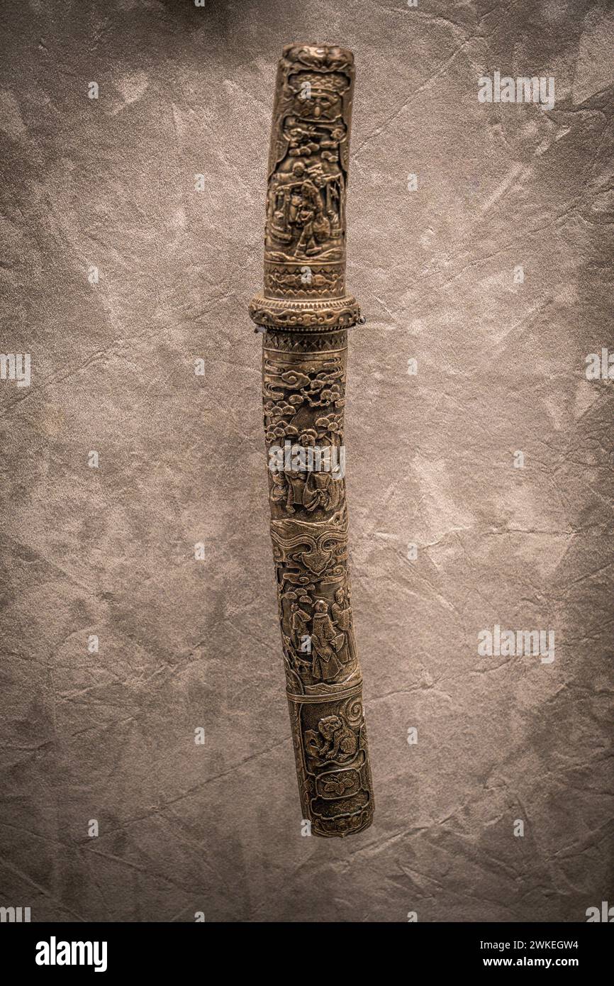 Aikuchi avec scène gravée, XXe siècle, Japon, Musée de l'armurerie Álava, Vitoria, pays basque, Espagne. Banque D'Images