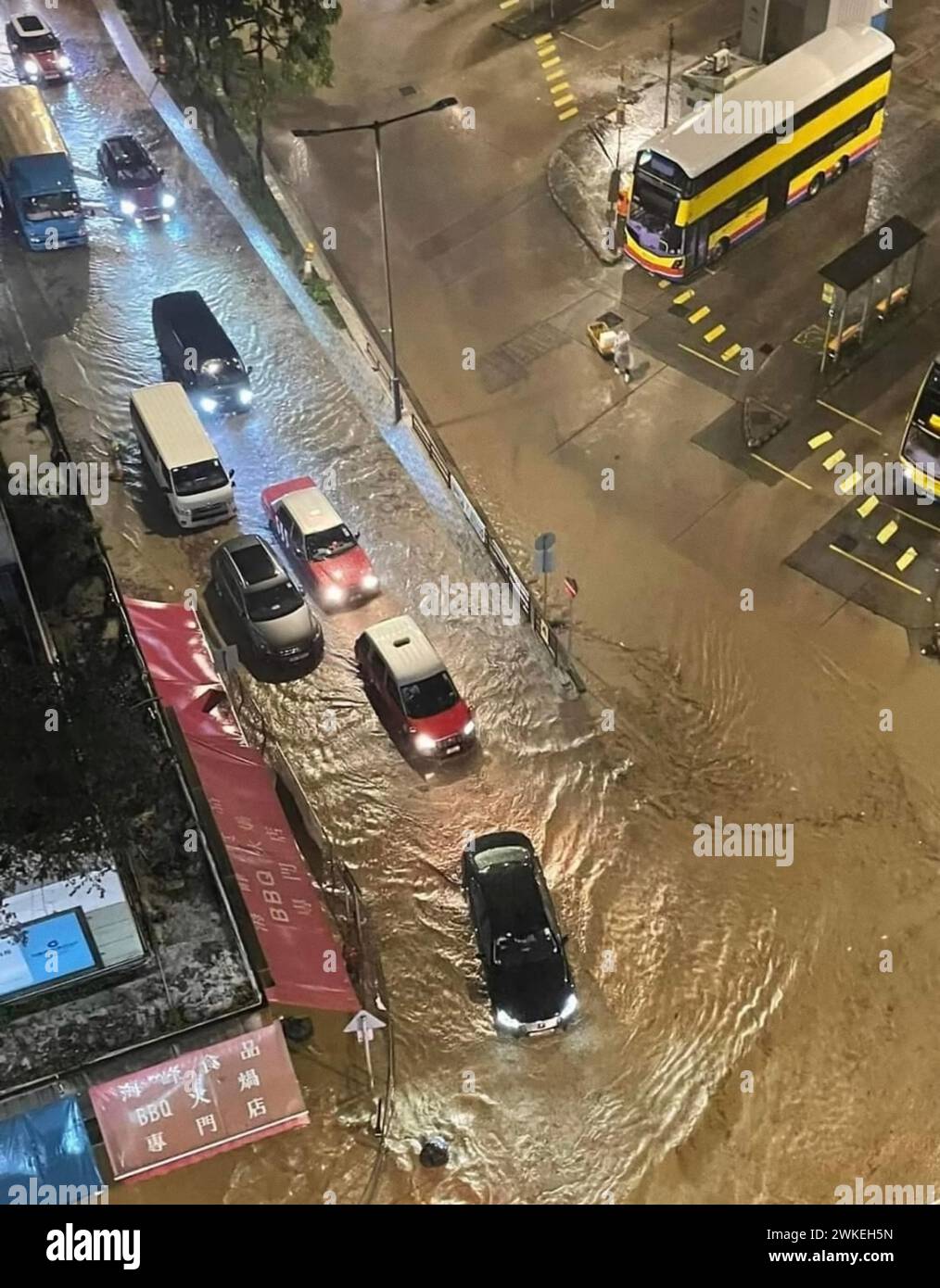 Fortes inondations dues à la pluie de mousson à Bangkok.at night Banque D'Images