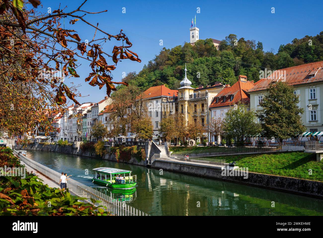Château de Ljubljana depuis la rivière Ljubljanica, Ljubljana, Slovénie, Europe centrale,. Banque D'Images