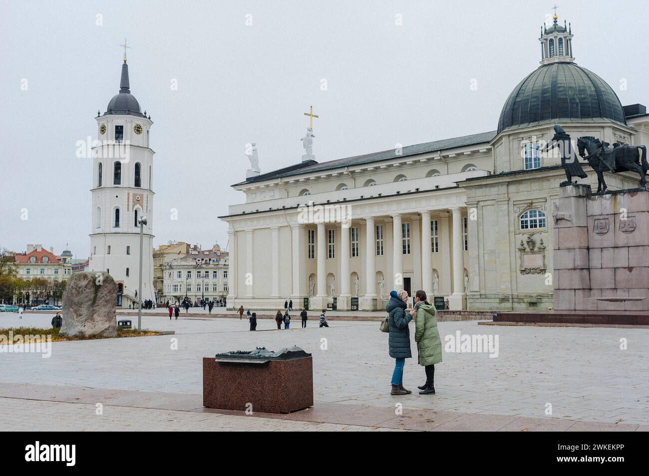 © Jan Schmidt-Whitley/le Pictorium/MAXPPP - Vilnius 19/02/2024 Jan Schmidt-Whitley/le Pictorium - 19/02/2024 - lituanie/les pays baltes/Vilnius - des passants devant la cathédrale de Vilnius, principale eglise catholique de Lituanie. Devant s'eleve la statue de Gediminas, ancien Grand-Duc de Lituanie. Le beffroi de la cathédrale se tient a la gauche du batiment principal. - Valeurs actuelles out, no jdd, jdd out, RUSSIA OUT, NO RUSSIA #norussia/19/02/2024 - lituanie/Baltic Countries/Vilnius - passants devant la cathédrale de Vilnius, la principale église catholique de Lituanie. In Fron Banque D'Images