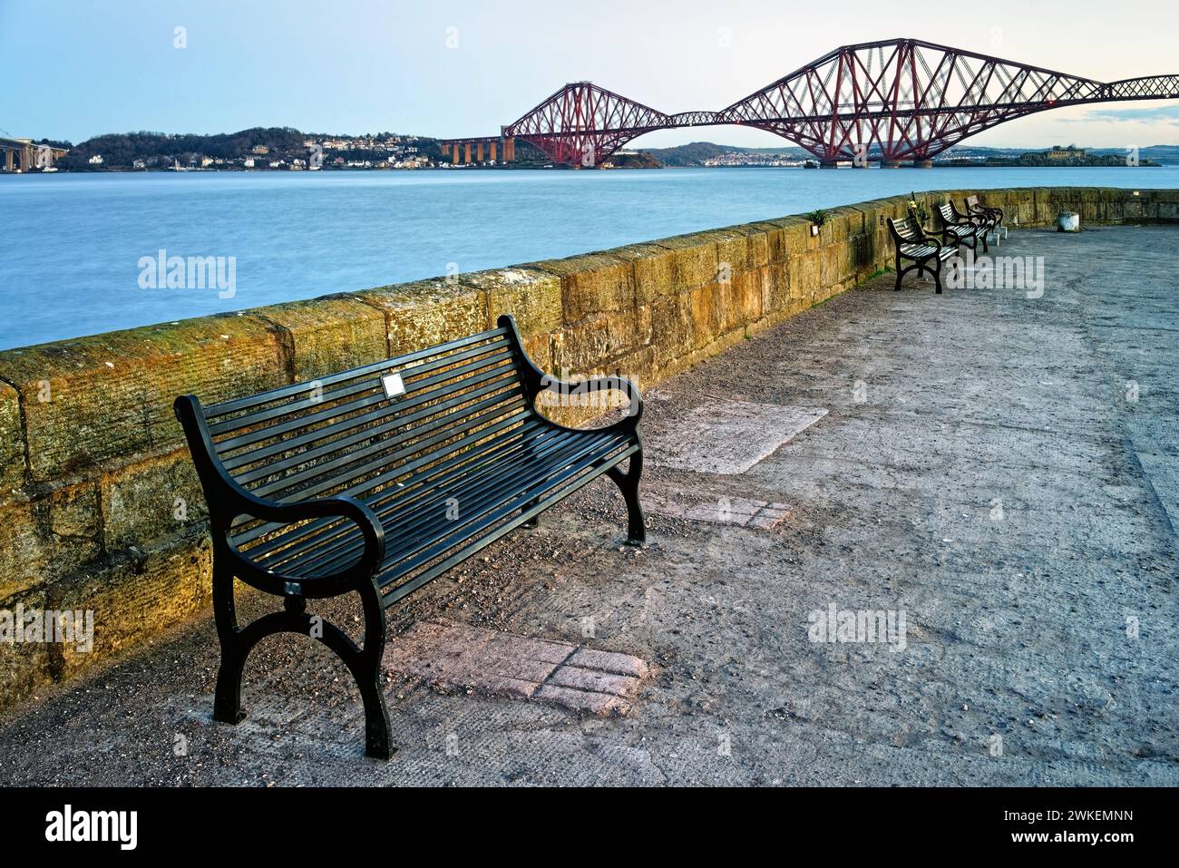 Royaume-Uni, Écosse, bancs sur South Queensferry Harbour Wall surplombant le pont Forth et le Firth of Forth. Banque D'Images